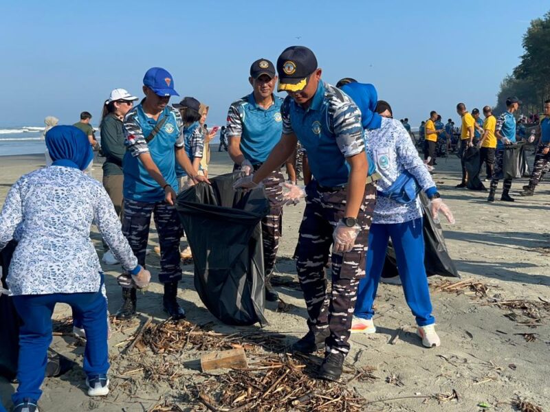 Aksi Cinta Pantai, Semangat Hari Bumi dan 40 Tahun Pengabdian Lanal Bengkulu
