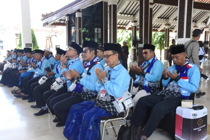 Perdana Kloter 20, Jamaah Haji Sidoarjo Resmi Diberangkatkan ke Tanah Suci – Detiktoday.com