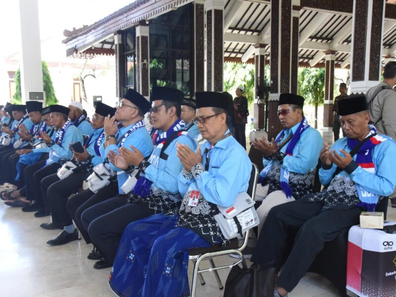 Perdana Kloter 20, Jamaah Haji Sidoarjo Resmi Diberangkatkan ke Tanah Suci – Detiktoday.com