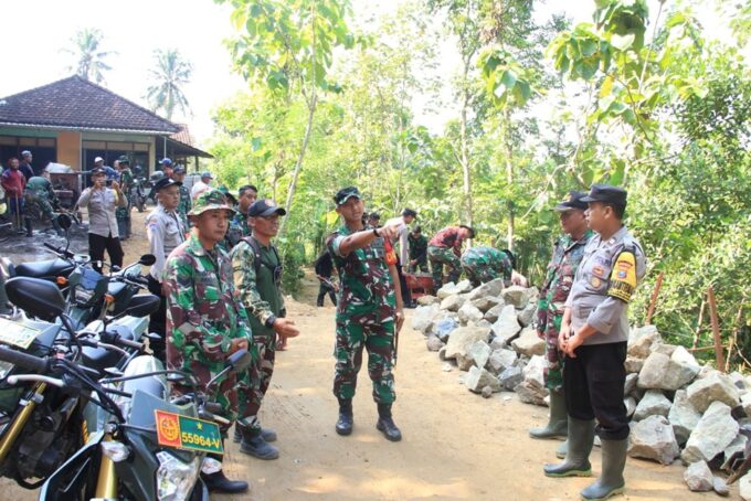 Cegah Longsor, Satgas Perkuat Bangunan Tanggul Penahan Jalan