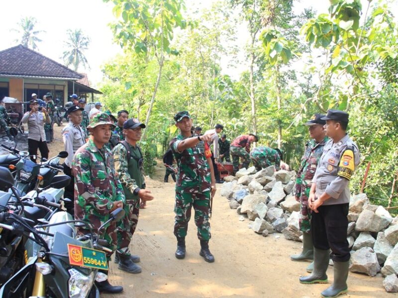 Cegah Longsor, Satgas Perkuat Bangunan Tanggul Penahan Jalan