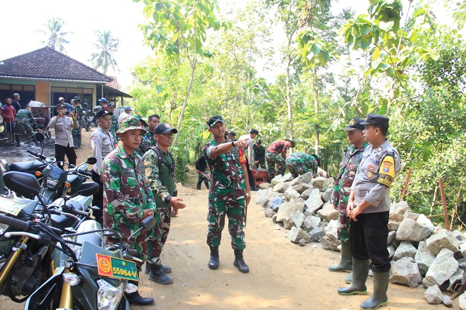 Cegah Longsor, Satgas Perkuat Bangunan Tanggul Penahan Jalan