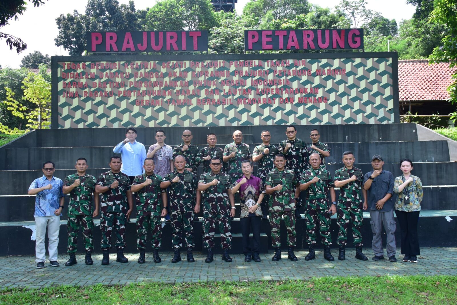 PANGKORMAR PIMPIN PENGENALAN DAN UJI COBA SENAPAN SERBU DSAR-15P 14.5" KALIBER 5,56x45 MM