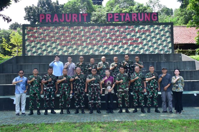 PANGKORMAR PIMPIN PENGENALAN DAN UJI COBA SENAPAN SERBU DSAR-15P 14.5" KALIBER 5,56x45 MM