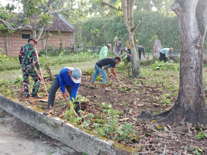 Aktif Bantu Warga, Babinsa Kodim Ponorogo Ikut Kerja Bakti Bersihkan Lingkungan
