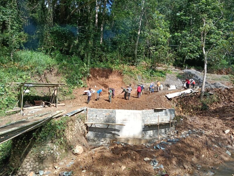 TNI Bersama Warga Gotong-Royong Timbun Abutment Jembatan Garuda Desa Samar