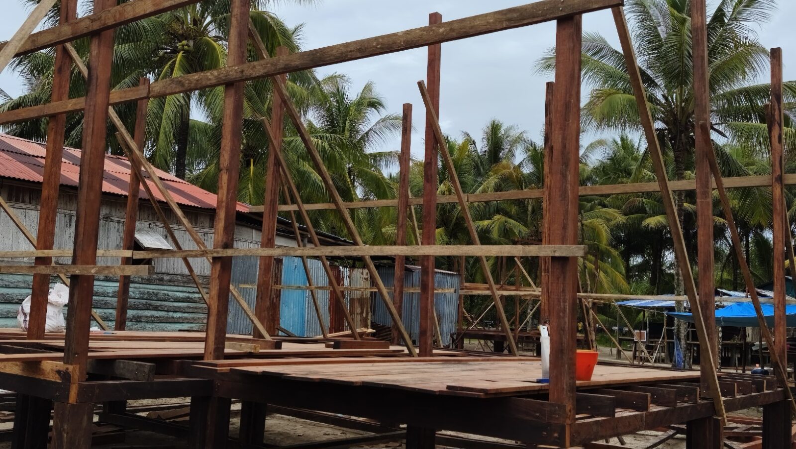 TMMD Ke-128 Kodim 1710/Mimika Gunakan Kayu Besi Berkualitas untuk Bangun Rumah Layak Huni di Kampung Keakwa