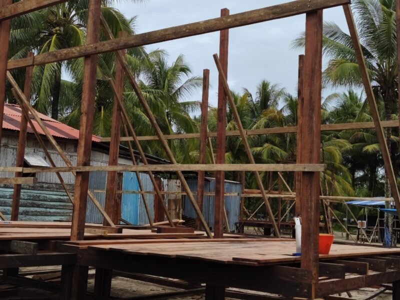 TMMD Ke-128 Kodim 1710/Mimika Gunakan Kayu Besi Berkualitas untuk Bangun Rumah Layak Huni di Kampung Keakwa