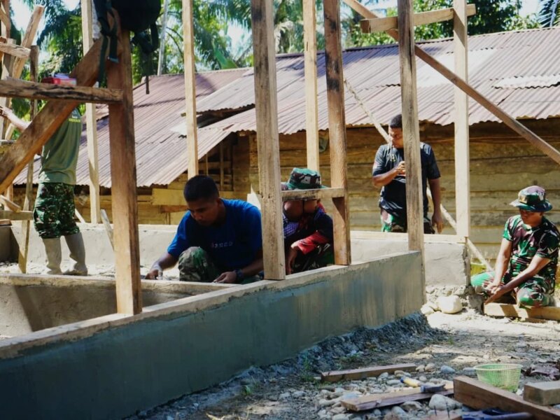 Sukseskan TMMD Renovasi RTLH, Serda Ariffudin Dari Anggota TNI Jadi Kepala Tukang – Detiktoday.com