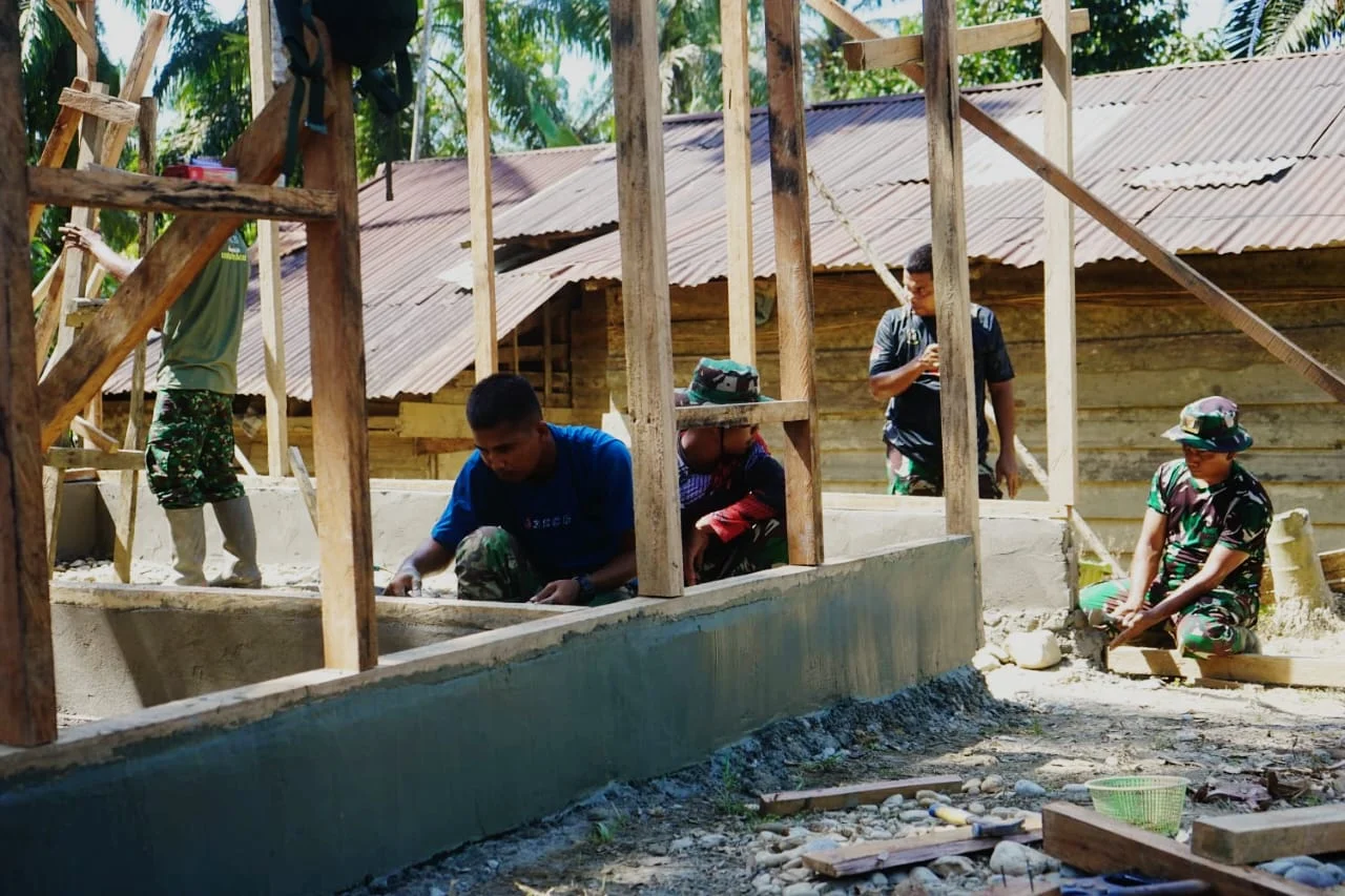 Sukseskan TMMD Renovasi RTLH, Serda Ariffudin Dari Anggota TNI Jadi Kepala Tukang – Detiktoday.com