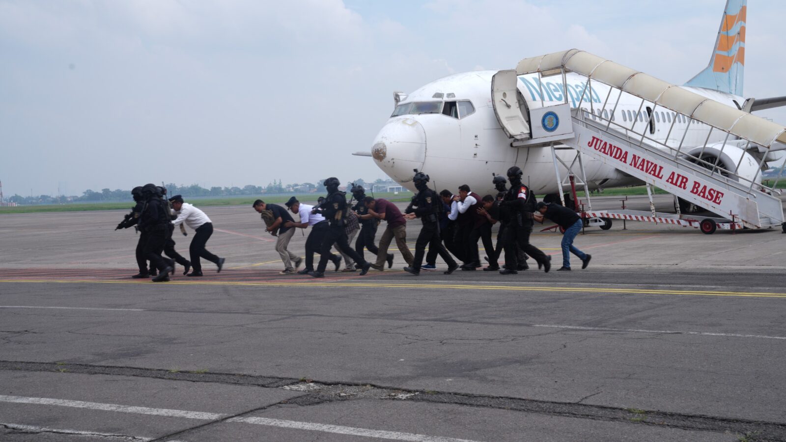 KOPASKA TNI AL PASTIKAN KEAMANAN OBJEK VITAL NASIONAL, DENGAN LATIHAN ANTI PEMBAJAKAN PESAWAT