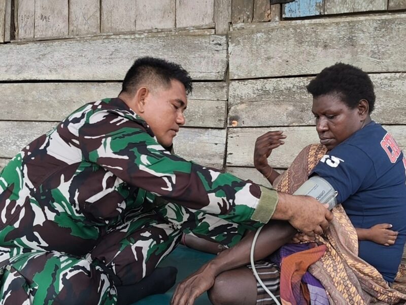 Senyum Bahagia Ibu Modesta Akarepia, Dapat Layanan Kesehatan dari Satgas TMMD Kodim 1710/Mimika