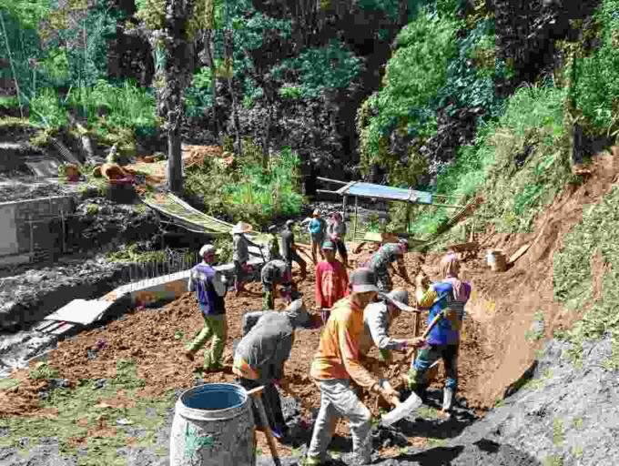 TNI Bersama Warga Gotong-Royong Timbun Abutment Jembatan Garuda Desa Samar