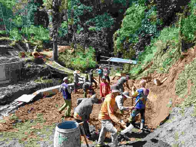 TNI Bersama Warga Gotong-Royong Timbun Abutment Jembatan Garuda Desa Samar
