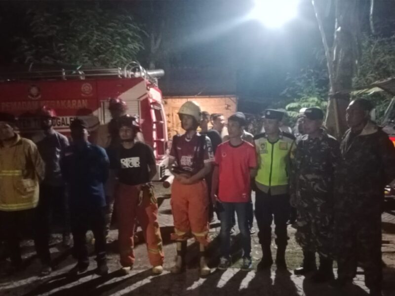 Sinergitas TNI-Polri dan Damkar Trenggalek, Padamkan Kebakaran Kandang Sapi di Durenan