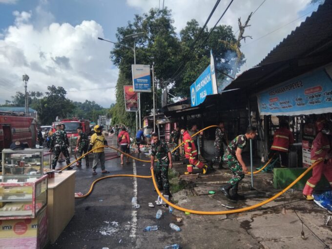 AKSI SIGAP PRAJURIT TNI AL PADAMKAN KEBAKARAN PEMUKIMAN DI KOTA MANADO