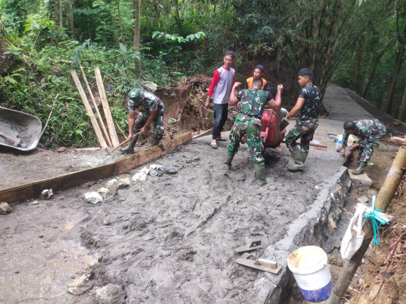 Satgas Dibantu Warga, Fokus Rampungkan Pengecoran Jalan