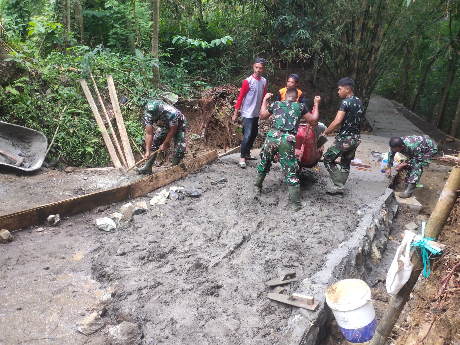 Satgas Dibantu Warga, Fokus Rampungkan Pengecoran Jalan