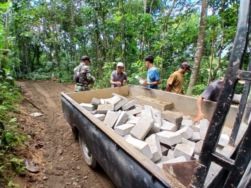 Dulu Berupa Tanah, Kini Jalan Desa Sukorejo Mulai Dipaving