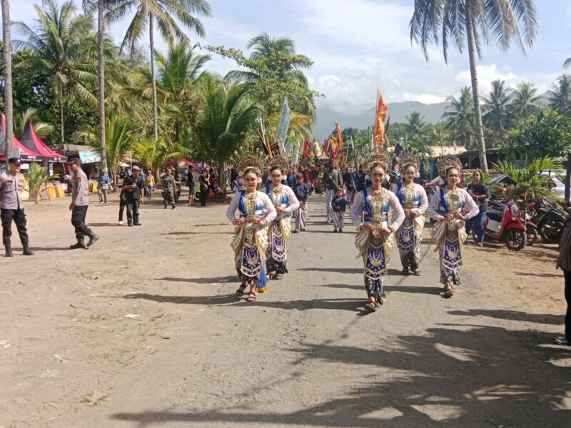 TNI-Polri Kawal Tradisi Longkangan Teluk Sumbreng Ke-177 di Trenggalek, Budaya Pesisir Tetap Lestari
