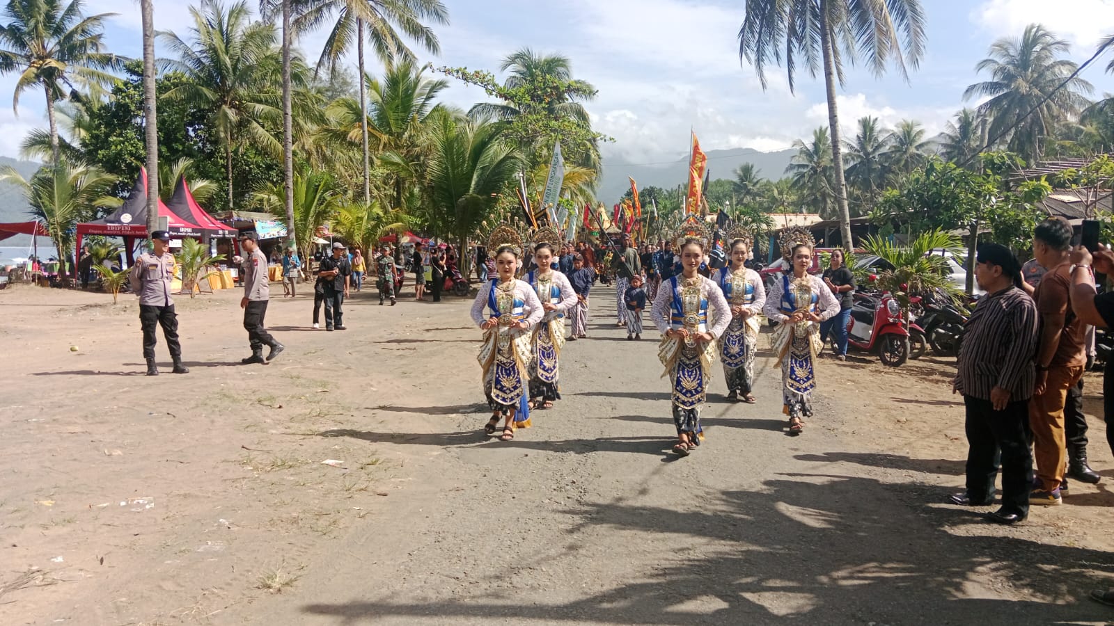 TNI-Polri Kawal Tradisi Longkangan Teluk Sumbreng Ke-177 di Trenggalek, Budaya Pesisir Tetap Lestari