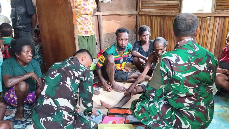 Tim Kesehatan Satgas TMMD Gerak Cepat Layani Warga Yang Sakit