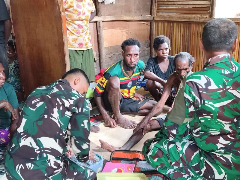 Tim Kesehatan Satgas TMMD Gerak Cepat Layani Warga Yang Sakit