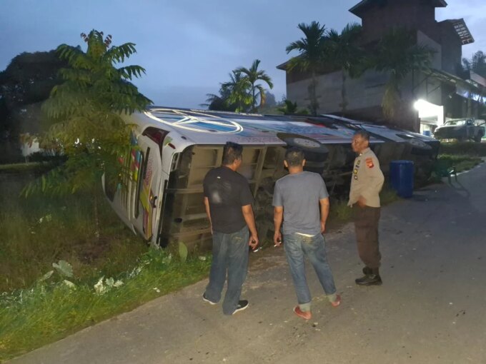 Bus Pontianak – Putussibau Robot Betania Terguling di Pala Kota  – Detiktoday.com