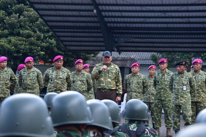 PANGKORMAR DAMPINGI MENHAN RI SAMPAIKAN PESAN MORAL KEPADA ASN KOMCAD MATRA LAUT w