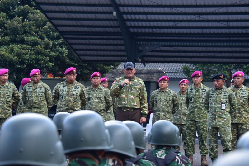 PANGKORMAR DAMPINGI MENHAN RI SAMPAIKAN PESAN MORAL KEPADA ASN KOMCAD MATRA LAUT w