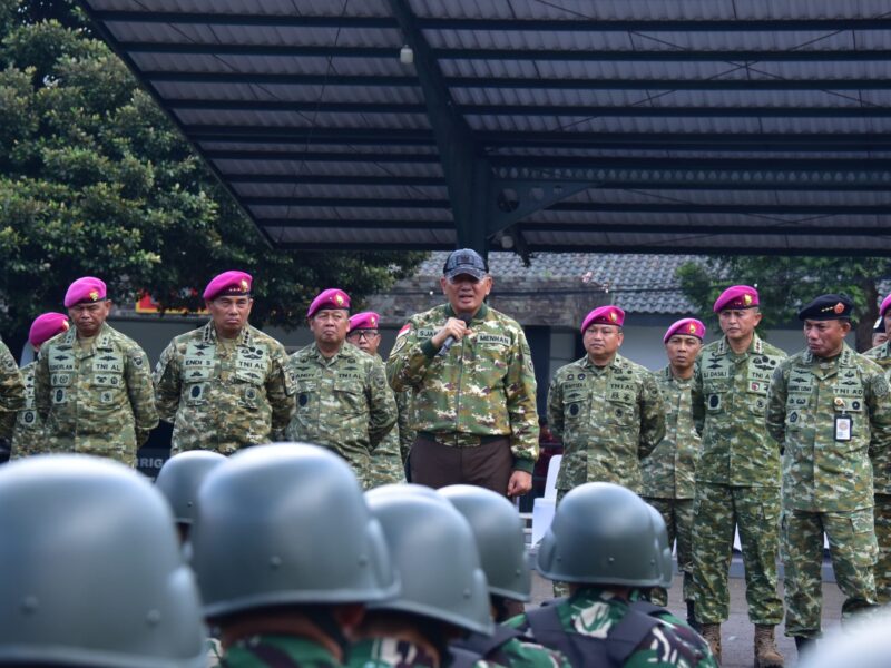 PANGKORMAR DAMPINGI MENHAN RI SAMPAIKAN PESAN MORAL KEPADA ASN KOMCAD MATRA LAUT w