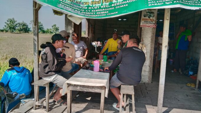 Bangun Kedekatan, Babinsa Pos Ramil Kebonagung Komsos Bareng Warga