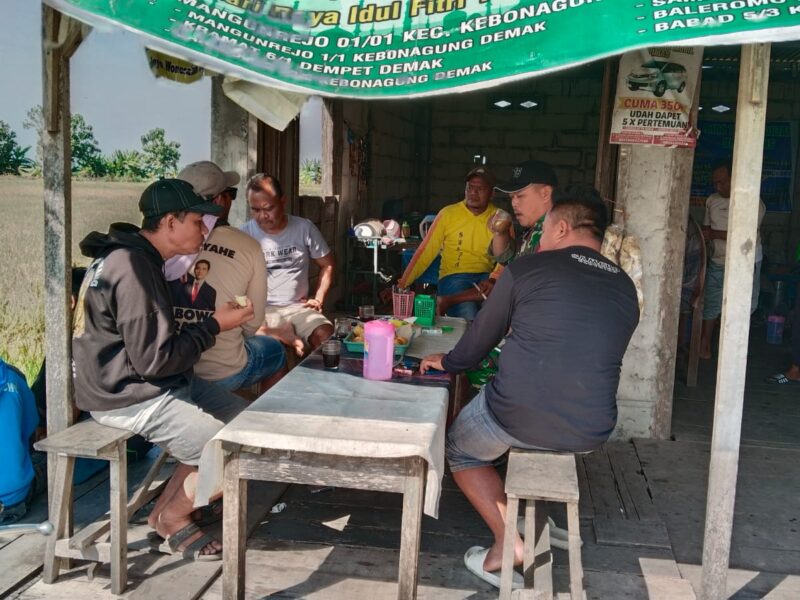 Bangun Kedekatan, Babinsa Pos Ramil Kebonagung Komsos Bareng Warga