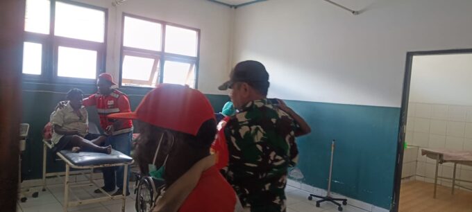 Aparat Gabungan TNI Bersama RSUD Mulia dan PMI Kab Puncak Jaya Evakuasi Pengungsi Korban Penembakan KKB di Distrik Sinak