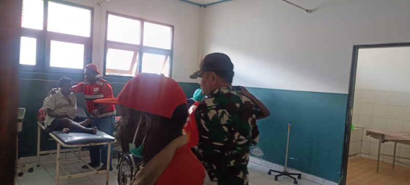 Aparat Gabungan TNI Bersama RSUD Mulia dan PMI Kab Puncak Jaya Evakuasi Pengungsi Korban Penembakan KKB di Distrik Sinak