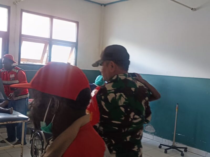Aparat Gabungan TNI Bersama RSUD Mulia dan PMI Kab Puncak Jaya Evakuasi Pengungsi Korban Penembakan KKB di Distrik Sinak