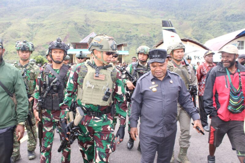 Kodim 1714/Puncak Jaya dan Polri Kawal Ketat Gubernur Papua Tengah Tinjau Korban Insiden Sinak, Instruksikan Status Tanggap Darurat dan Biaya Medis Ditanggung Penuh