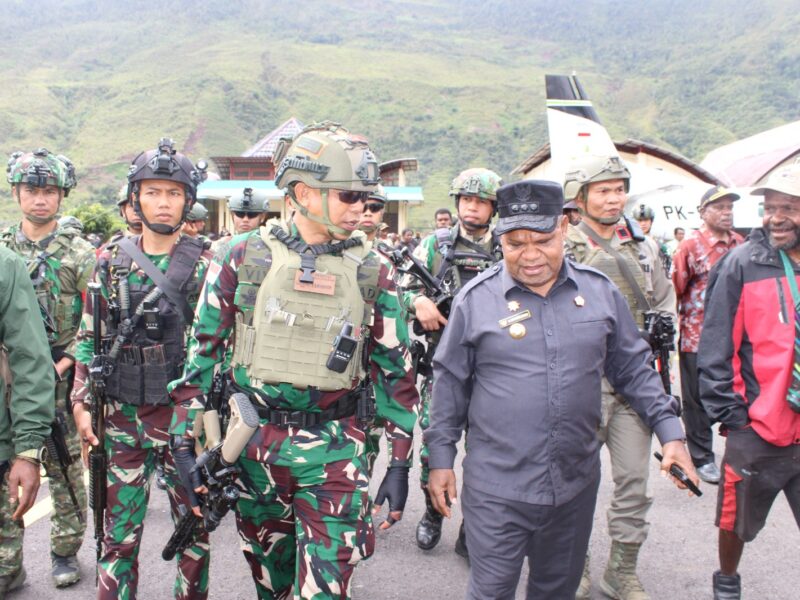 Kodim 1714/Puncak Jaya dan Polri Kawal Ketat Gubernur Papua Tengah Tinjau Korban Insiden Sinak, Instruksikan Status Tanggap Darurat dan Biaya Medis Ditanggung Penuh