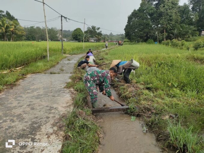 Babinsa Hulu Gurung Bongkar Sumbatan Parit di Desa Mubung – Detiktoday.com