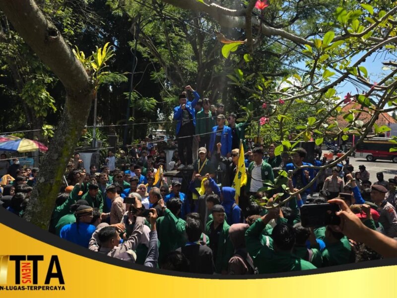 Mahasiswa PMII Geruduk DPRD Tulungagung, Desak KPK dan Kritik Keras Transparansi APBD – Detiktoday.com