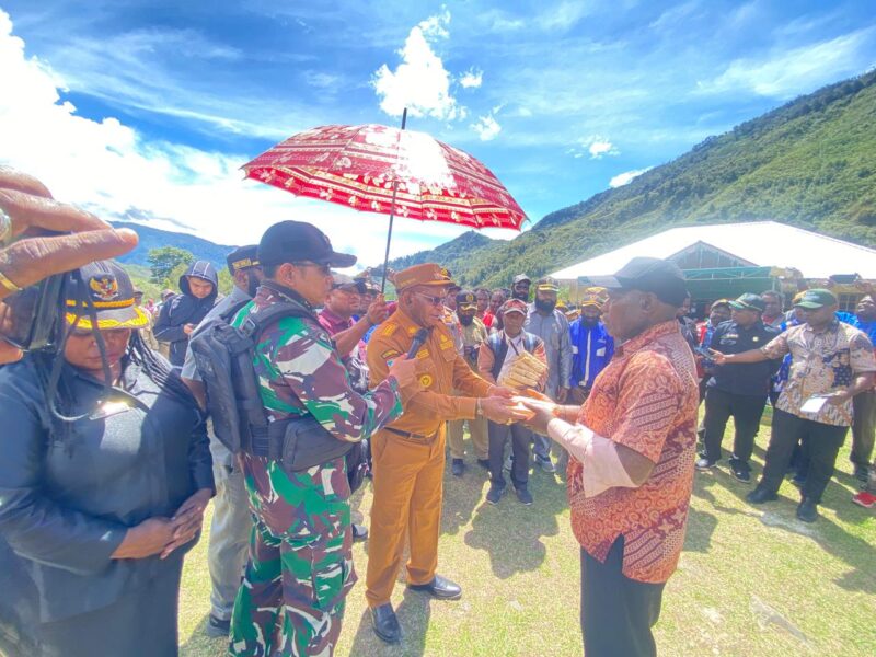 TNI-Polri Kawal Ketat Penyaluran Bantuan Pengungsi Kampung Kembru di Puncak Jaya