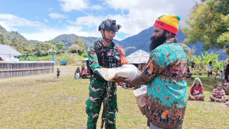 Kodim 1714/Puncak Jaya Peduli Pengungsi dan Salurkan Bantuan Kemanusiaan di Kampung Tirineri