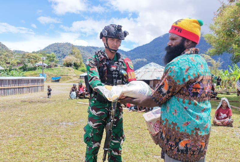 Kodim 1714/Puncak Jaya Peduli Pengungsi dan Salurkan Bantuan Kemanusiaan di Kampung Tirineri