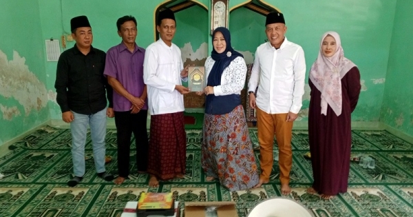 Ansari Salurkan Bantuan untuk Musala di Pamekasan