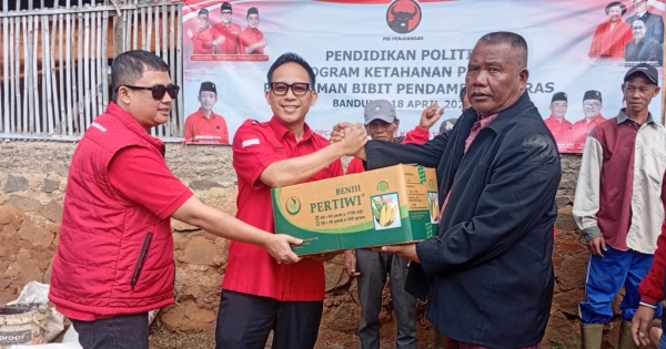 Denny Cagur Dorong Ketahanan Pangan di Cilengkrang, Bagikan Bibit Jagung hingga Beasiswa