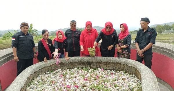 DPC PDI Perjuangan Kebumen Ziarah ke Makam Istri Kolopaking III