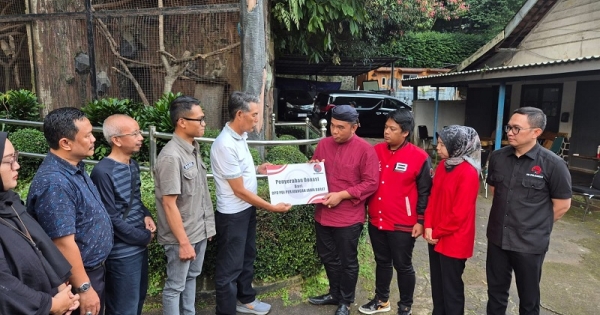 PDI Perjuangan Jabar Salurkan Bantuan Biaya Pakan Satwa dan Lunasi Tunggakan BPJS Karyawan Bandung Zoo