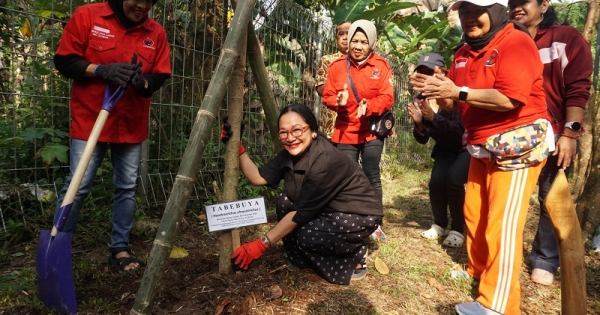 Peringati Hari Kartini, Chicha Koeswoyo Ajak Kader Perempuan Tanam Pohon di Pondok Labu