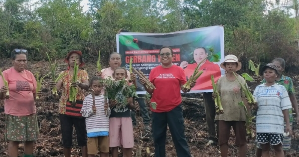 Ruth Naomi Rumkabu Ajak Warga Biak Giat Menanam Komoditas Pengganti Beras