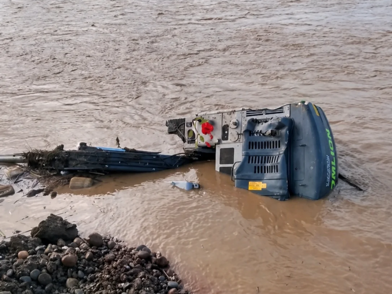 Aktivitas Tambang Ilegal Picu Banjir Bandang di Sarolangun, Puluhan Alat Berat Terseret Arus – Detiktoday.com